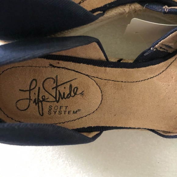 Life Stride Womens Loafer. Size 7, Navy. - Picture 5 of 6